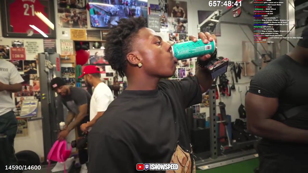  来看谁的更多甲亢哥和利拉德被体育馆外成千上万的粉丝包围