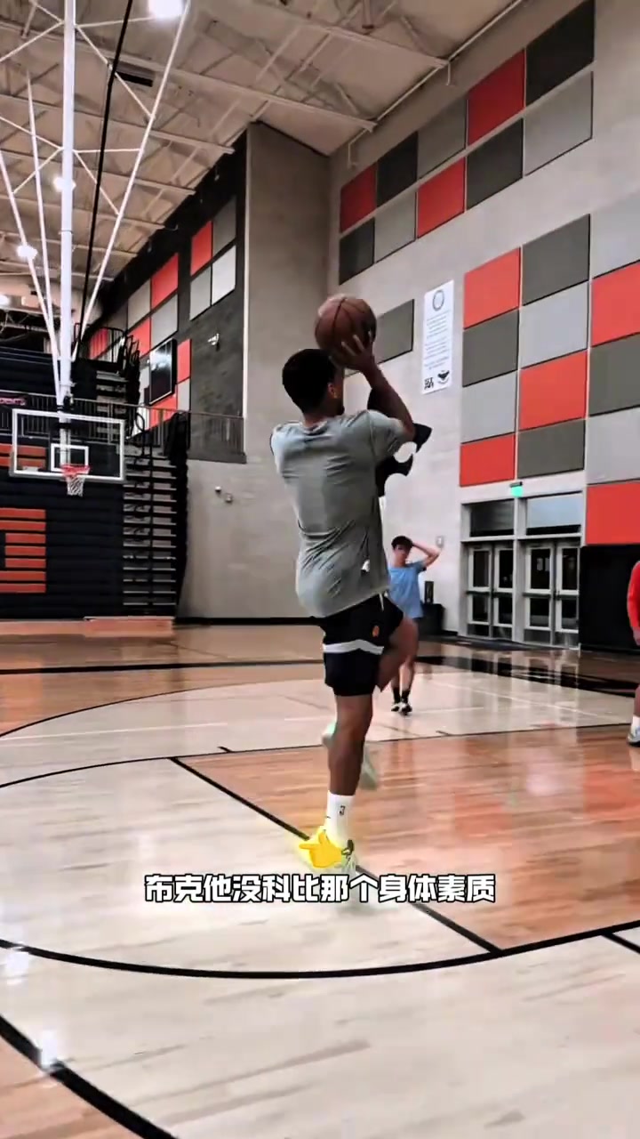  布克不是说下个科比吗杨毅他没有科比的身体素质和强硬的球风
