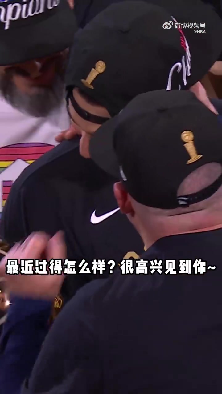  笑死穆雷从马龙教练手中接过奖杯后不停地喊宝贝宝贝