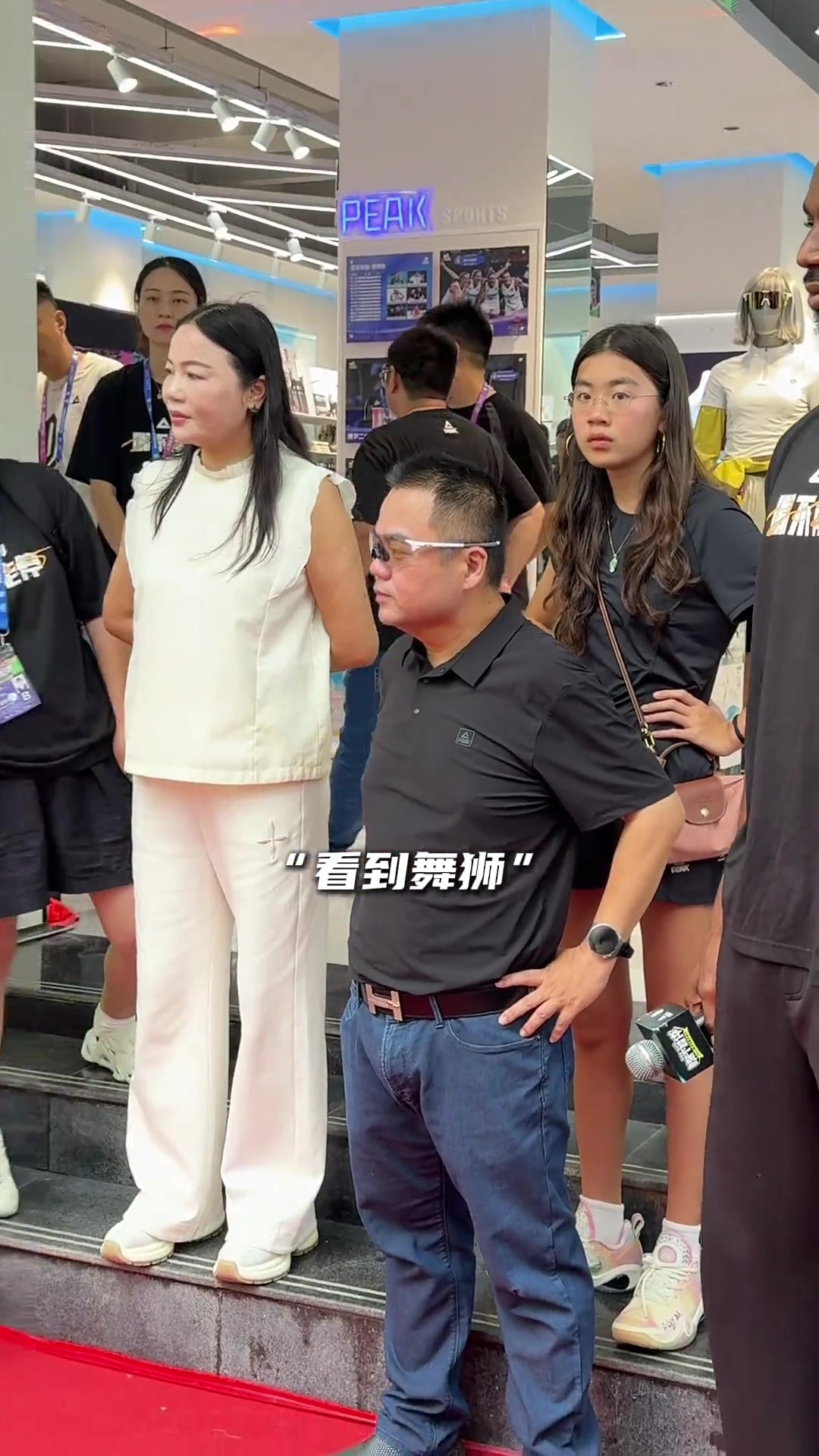  维金斯来到河南郑州 亲自感受打鼓舞狮