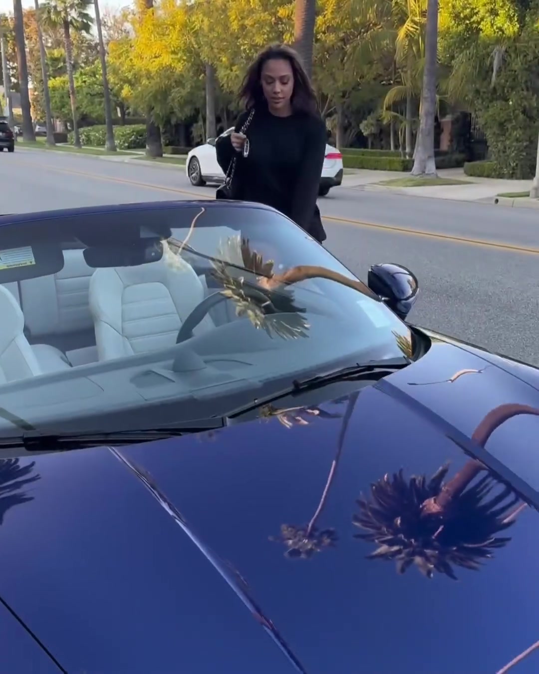  美女配豪车杰伦-布朗女友这双黑丝美腿给个80分不过分吧