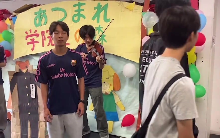  日本的巴萨球迷都这么疯狂嘛科目三跳的这么有劲