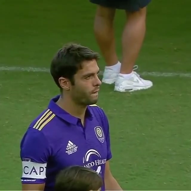  那一天卡卡结束了自己 16 年的传奇生涯依依不舍地告别了足球