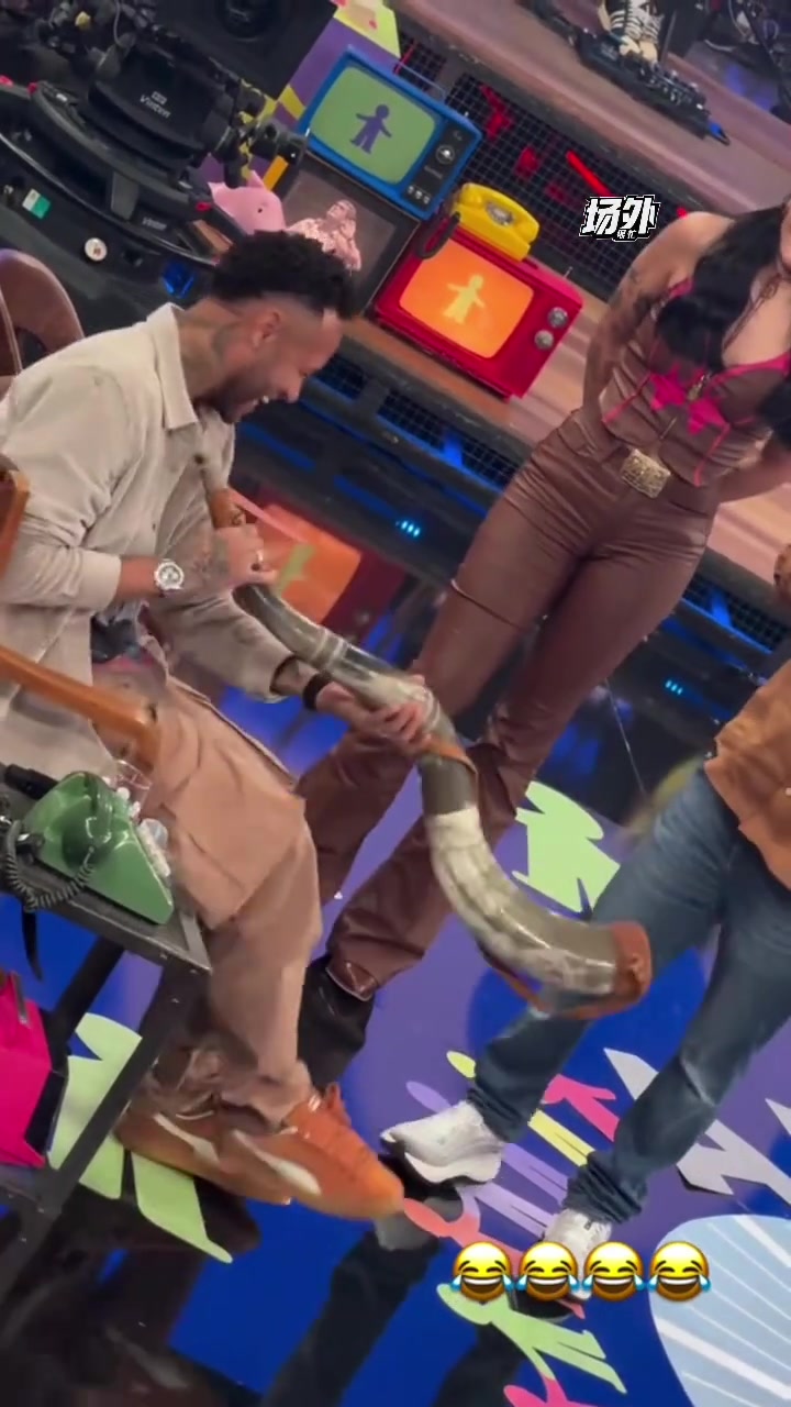  内马尔快把自己笑噶了这号角怎么吹都吹不起来