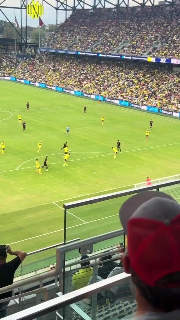  球还没落地梅西就想好了3个动作就是没想好怎么庆祝