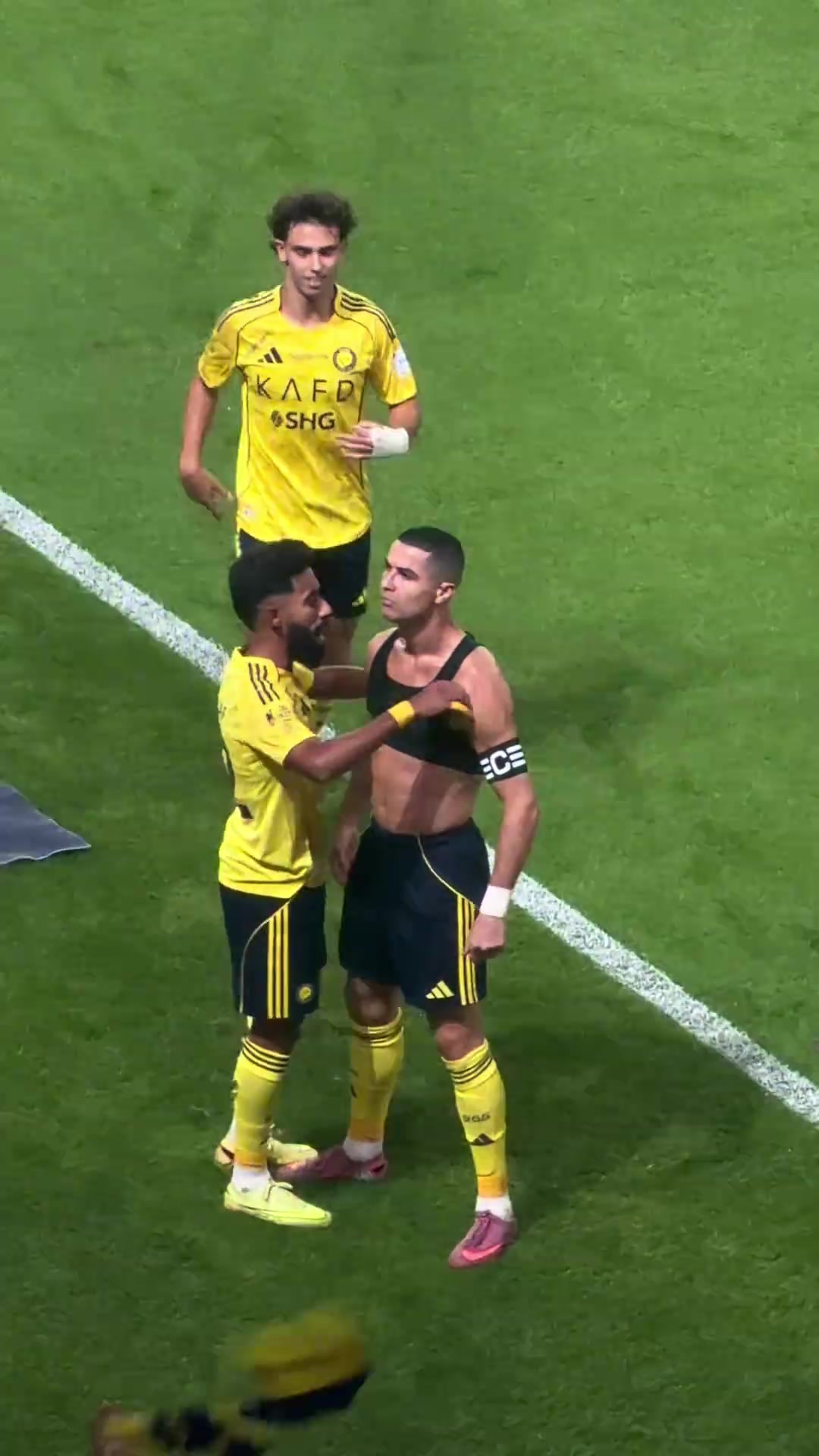  一身腱子肉C罗这庆祝霸气十足